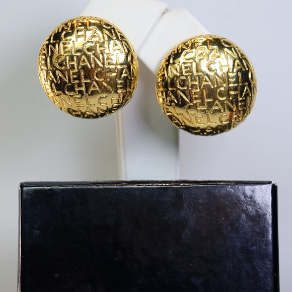 Chanel Monogram Vintage Gold Plated Clip-on Earrings in Mint Condition *signed* - Picture 7 of 16